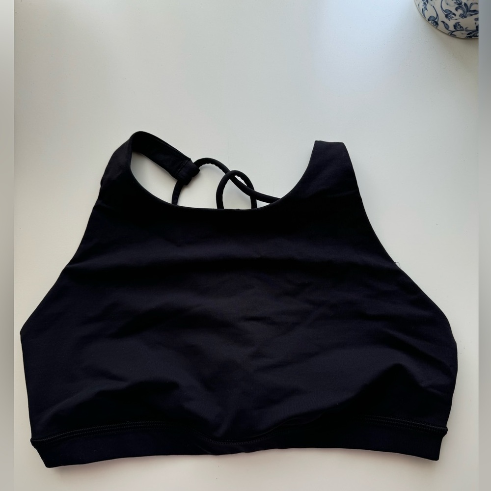 Lululemon high neck black bra size 6 great condition no longer sold at store